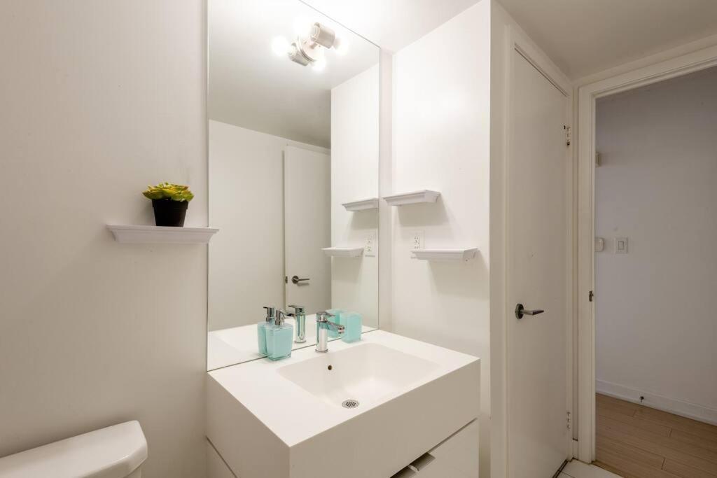 Stylish Downtown Lakeview Condo - One Free Parking Toronto Exterior photo