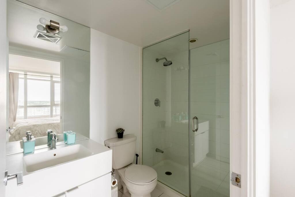 Stylish Downtown Lakeview Condo - One Free Parking Toronto Exterior photo