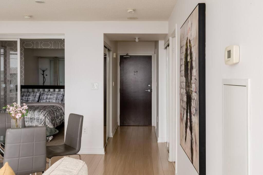 Stylish Downtown Lakeview Condo - One Free Parking Toronto Exterior photo