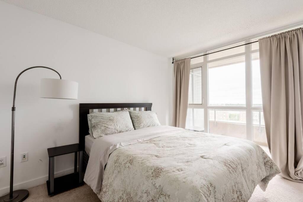 Stylish Downtown Lakeview Condo - One Free Parking Toronto Exterior photo